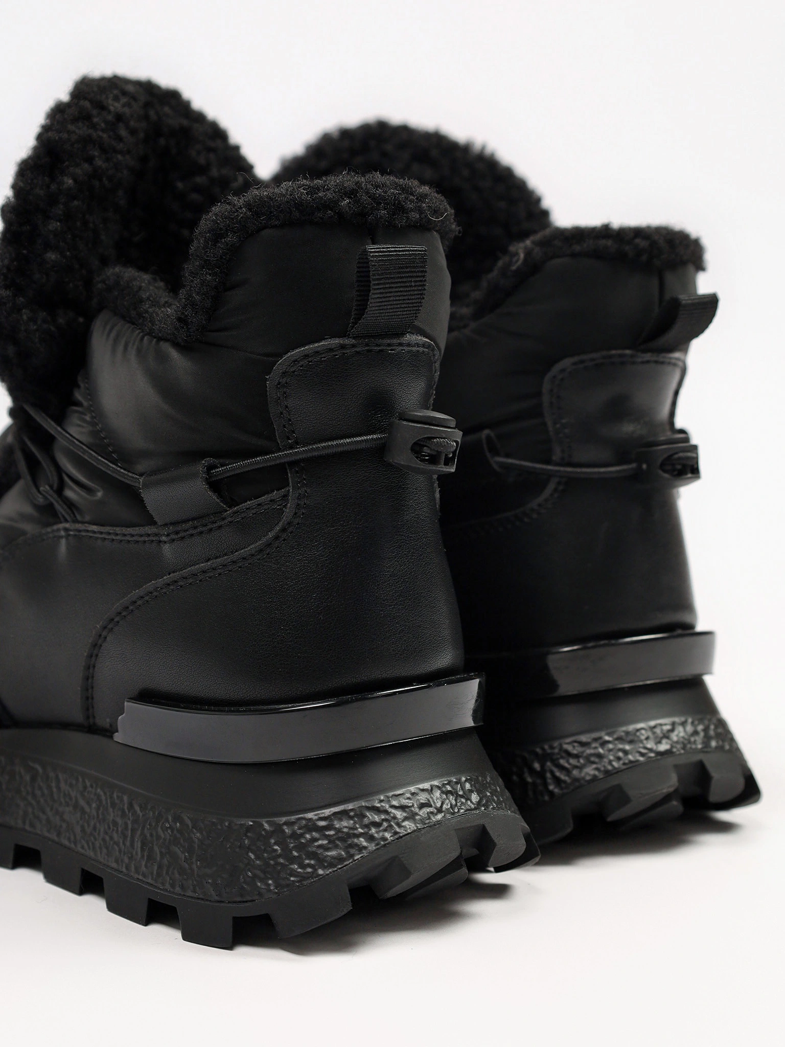 Кроссовки комбинированные черного цвета на рельефной подошве